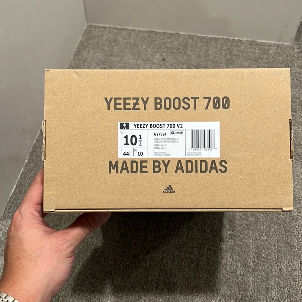 Yeezy 700 V2 Men Size 10.5 US Cream